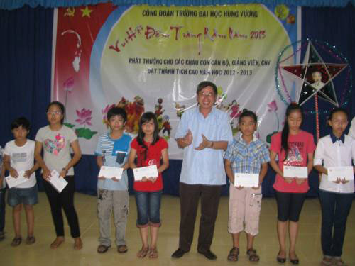 To chuc vui tet trung thu va phat thuong cho cac chau la con can bo, giang vien, cong nhan vien nha truong