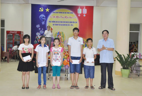 To chuc vui tet trung thu va phat thuong cho cac chau la con can bo, giang vien, cong nhan vien nha truong