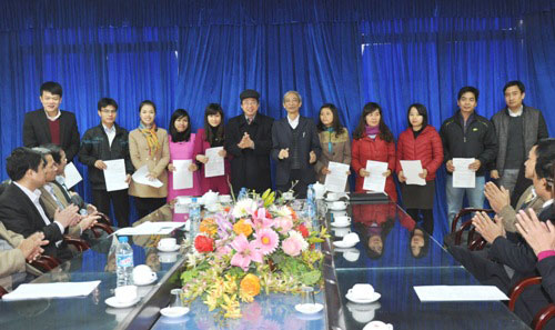 Truong Dai hoc Hung Vuong to chuc trao Quyet dinh va giao nhiem vu cho vien chuc trung tuyen dot 2 nam 2014
