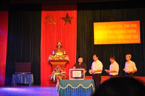 Truong Dai hoc Hung Vuong da to chuc phat dong ung ho dong bao cac tinh mien Trung bi thien tai lu lut