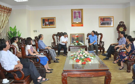Truong Dai hoc Hung Vuong tiep va lam viec voi Doan cong tac cua Vien Van hoa Nghe thuat Viet Nam