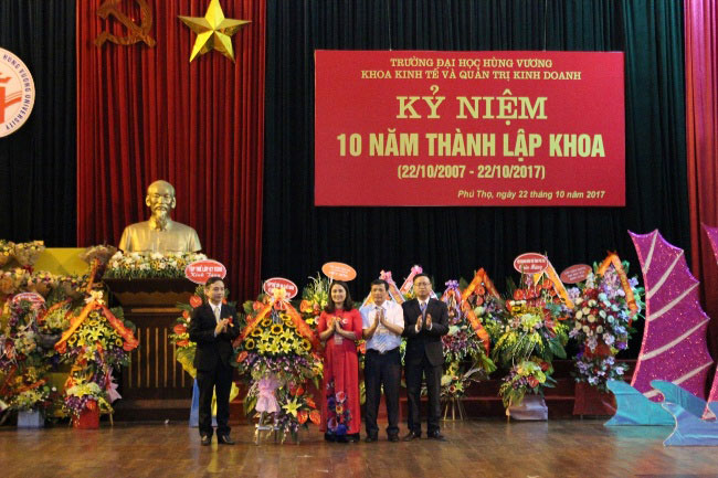 Khoa Kinh te & Quan tri kinh doanh long trong to chuc Le ky niem 10 nam thanh lap (22/10/2007-22/10/2017)