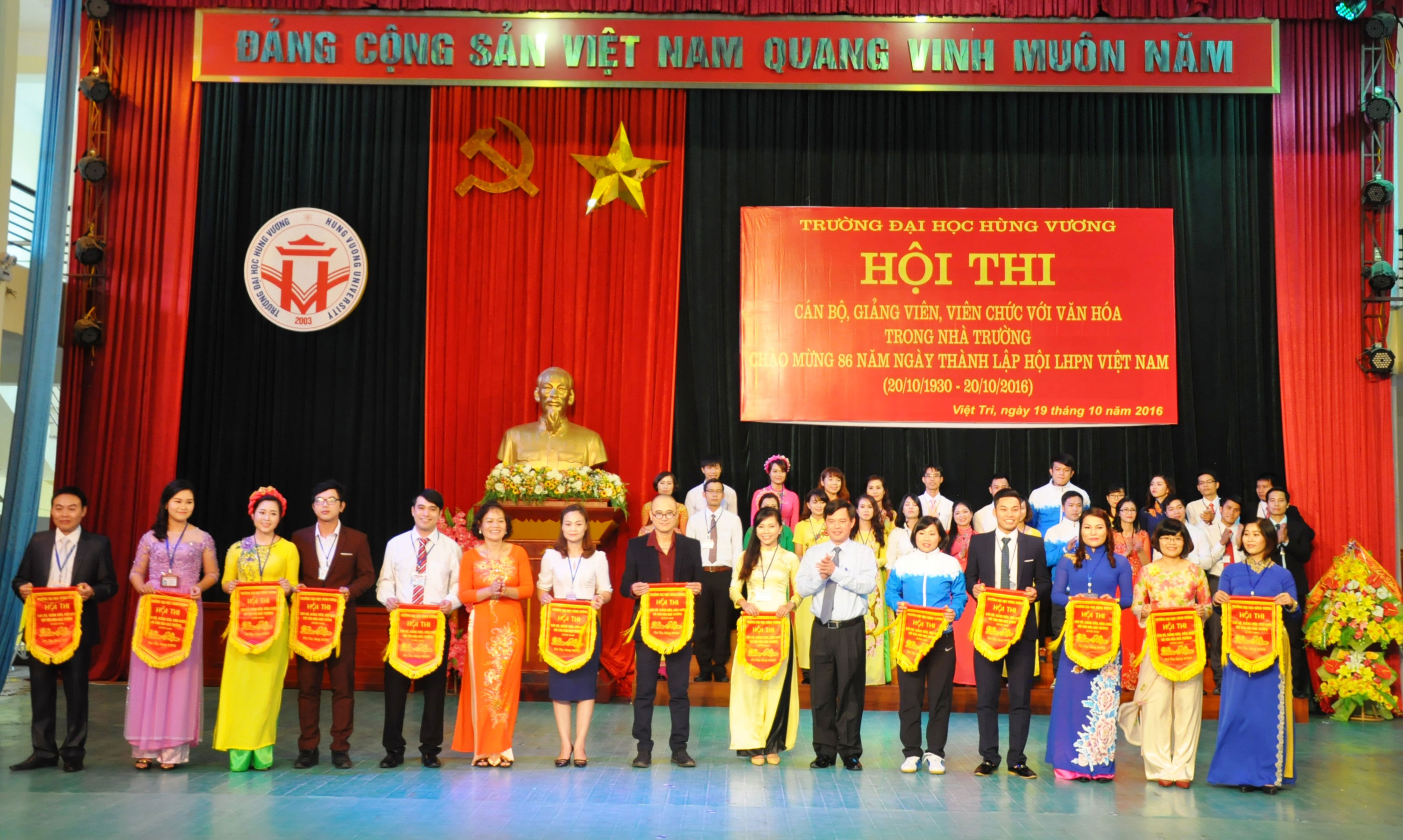 Truong Dai hoc Hung Vuong to chuc Hoi thi Can bo, giang vien, vien chuc voi van hoa trong nha truong chao mung 86 nam ngay thanh lap Hoi Lien hiep phu nu Viet Nam 20/10