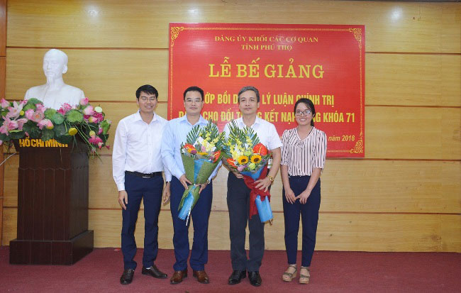 Le be giang lop boi duong li luan chinh tri danh cho doi tuong ket nap Dang khoa 71 thanh cong tot dep