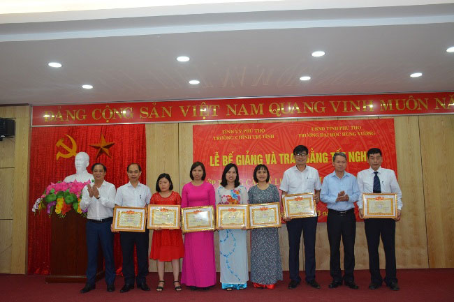 Be giang va trao bang tot nghiep lop Trung cap ly luan chinh tri - Hanh chinh khoa 2017-2018