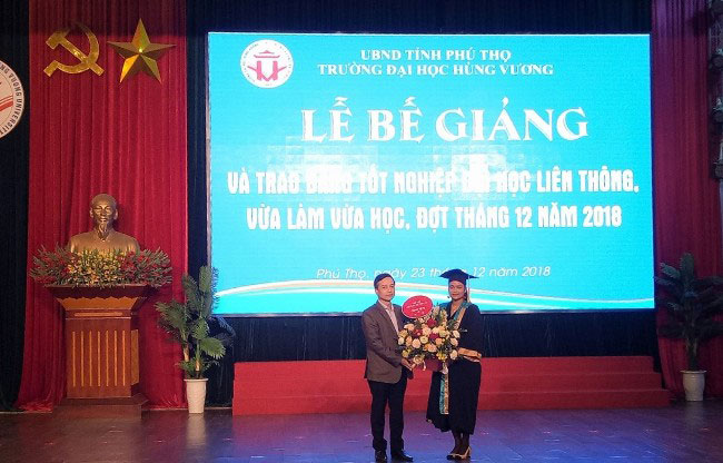 Le Be giang va trao bang tot nghiep Dai hoc lien thong he VLVH (dot thang 12/2018)