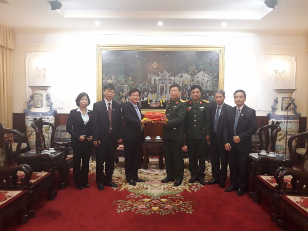 Truong DH Hung Vuong tham, lam viec voi Ban Quan ly Lang Chu tich Ho Chi Minh va tiep nhan la co To quoc tai Quang truong Ba Dinh – Ha Noi