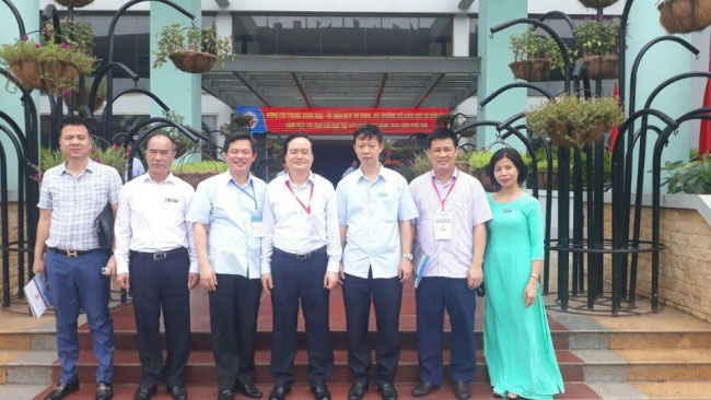 Bo truong Bo Giao duc va Dao tao Phung Xuan Nha kiem tra cong tac cham thi THPT quoc gia cua tinh Phu Tho va tham Truong Dai hoc Hung Vuong