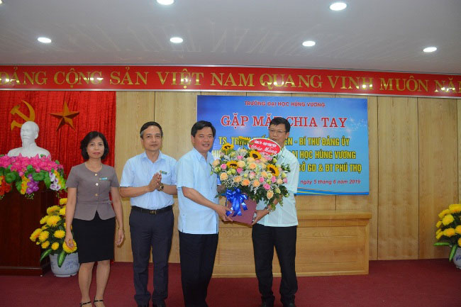 Gap mat, chia tay TS.Trinh The Truyen – Bi thu Dang uy, Hieu truong Truong Dai hoc Hung Vuong nhan nhiem vu Giam doc So Giao duc va Dao tao Phu Tho