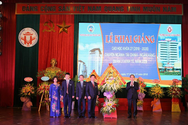 Dong chi Nguyen Van Binh - Uy vien Bo chinh tri - Bi thu Trung uong Dang – Truong Ban kinh te Trung uong tham va lam viec tai Truong Dai hoc Hung Vuong