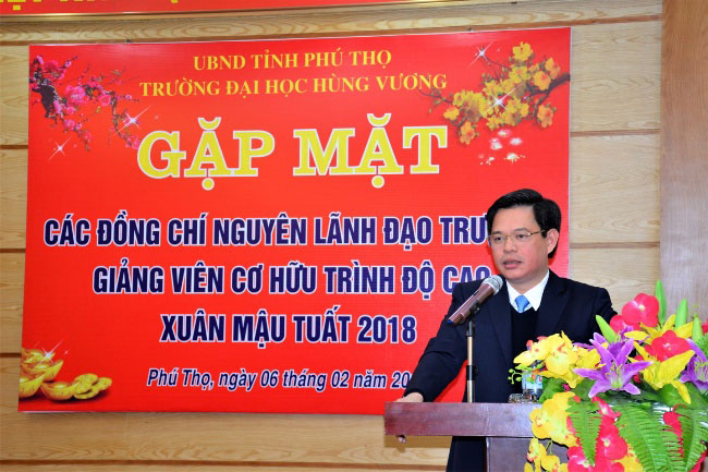 Gap mat cac dong chi nguyen la Lanh dao truong, cac dong chi giang vien co huu trinh do cao nhan dip xuan Mau Tuat 2018