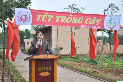 Truong Dai hoc Hung Vuong da to chuc gap mat dau xuan va Tet trong cay nam 2015