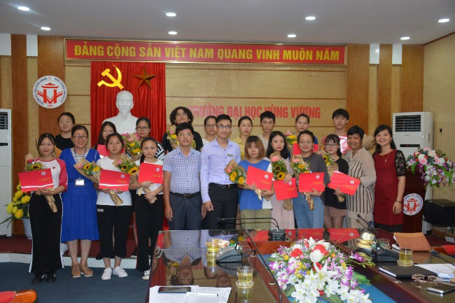 Tong ket, chia tay sinh vien Hoc vien Hong Ha, Trung Quoc hoan thanh khoa hoc Tieng Viet tai Truong Dai hoc Hung Vuong