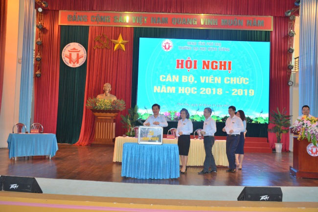 Hoi nghi can bo, vien chuc nam hoc 2018 – 2019 Truong DH Hung Vuong thanh cong tot dep