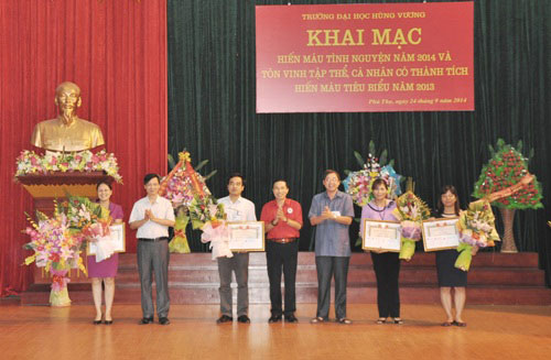 Truong Dai hoc Hung Vuong to chuc Khai mac hien mau tinh nguyen nam 2014 va ton vinh tap the, ca nhan co thanh tich tieu bieu hien mau tinh nguyen nam 2013