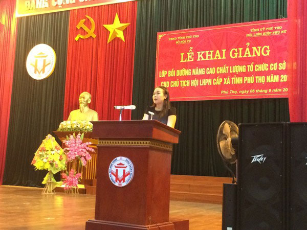 Khai giang Lop Boi duong Nang cao chat luong to chuc co so Hoi cho Chu tich Hoi Lien hiep Phu nu cap xa nam 2017 tai Truong Dai hoc Hung Vuong