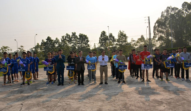 Tung bung khai mac giai bong da nam sinh vien Truong Dai hoc Hung Vuong nam 2018