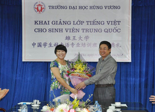 Truong Dai hoc Hung Vuong to chuc khai giang lop tieng Viet cho sinh vien Trung Quoc