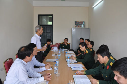 Doan cong tac Truong Dai hoc Hung Vuong kiem tra cong tac hoc tap giao duc an ninh quoc phong cua sinh vien K11 tai Trung tam Giao duc Quoc phong Truong Dai hoc Su pham Ha Noi 2