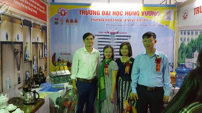 Truong Dai hoc Hung Vuong tham du Le hoi buoi Doan Hung va Hoi cho nong san tinh Phu Tho nam 2018