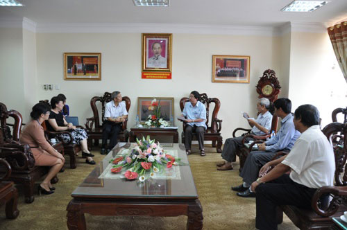 Ong Luu Tam Chan – Tham tan Van hoa Dai su quan Trung Quoc tai Viet Nam den tham, lam viec voi Truong Dai hoc Hung Vuong