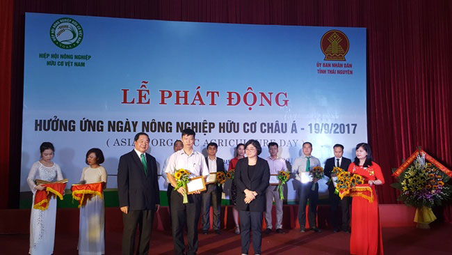 Truong Dai hoc Hung Vuong du Le phat dong huong ung Ngay Nong nghiep huu co Chau A - 19/9/2017