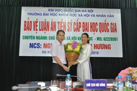 Nghien cuu sinh Nguyen Thi Thanh Huong bao ve thanh cong luan an Tien si