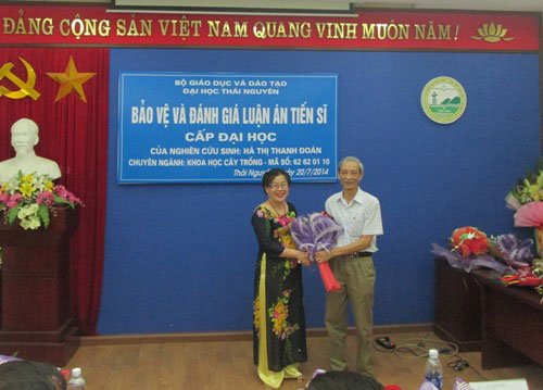 Nghien cuu sinh Ha Thi Thanh Doan bao ve thanh cong Luan an tien si 