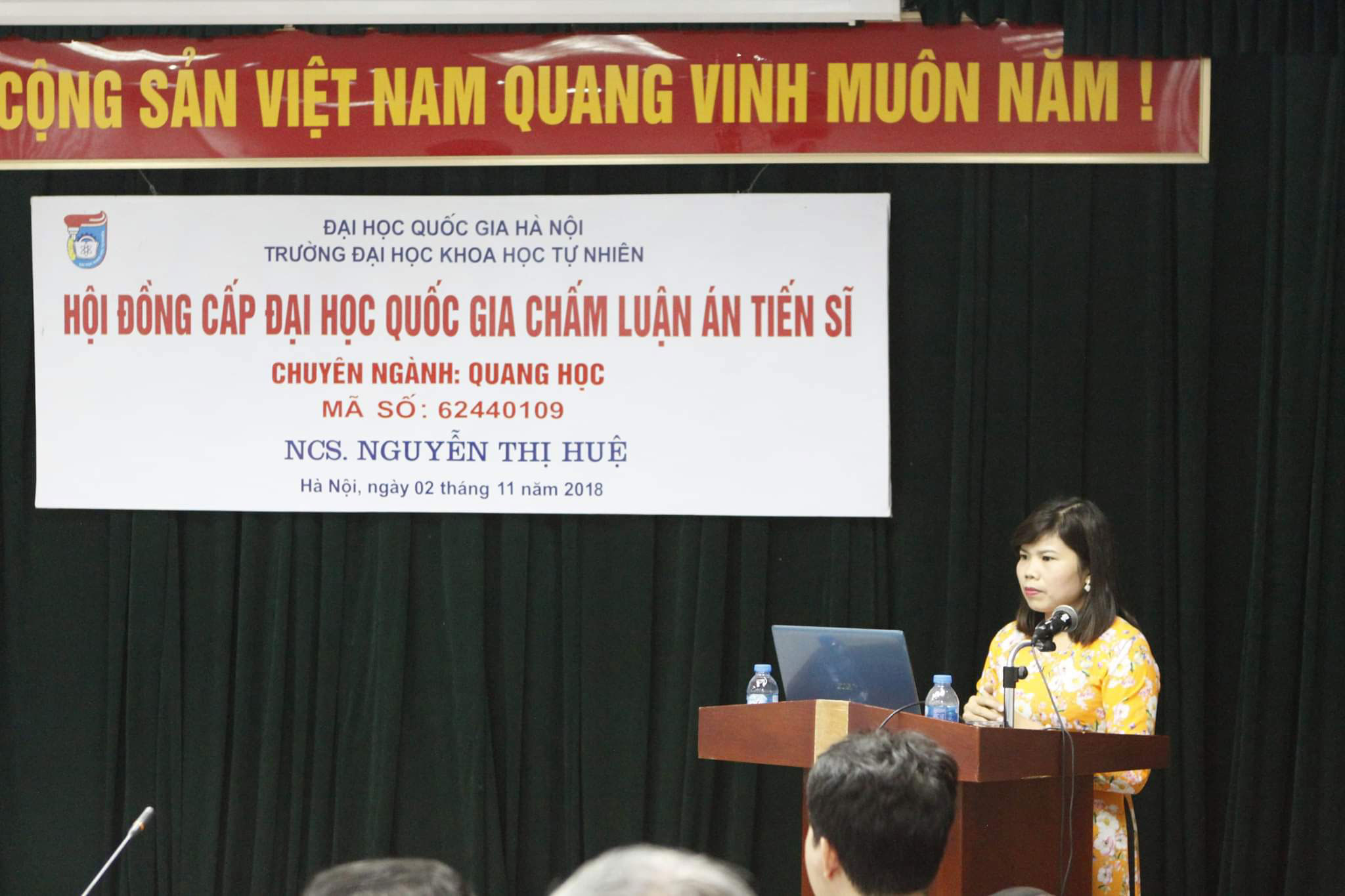 Nghien cuu sinh Nguyen Thi Hue bao ve thanh cong luan an Tien si