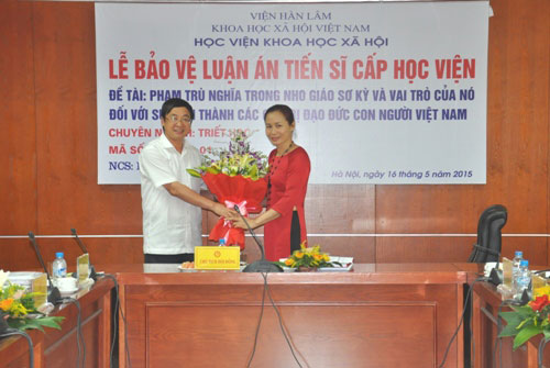 Nghien cuu sinh Nguyen Thi Luan bao ve thanh cong luan an Tien si