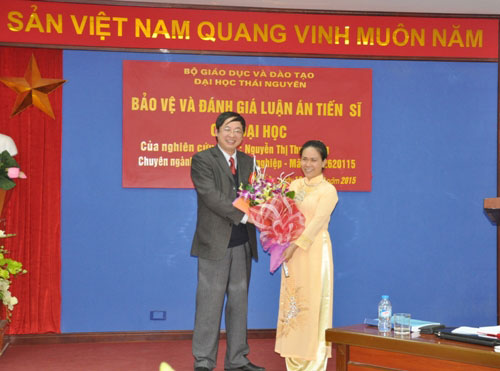 Nghien cuu sinh Nguyen Thi Thu Huong bao ve thanh cong Luan an tien si