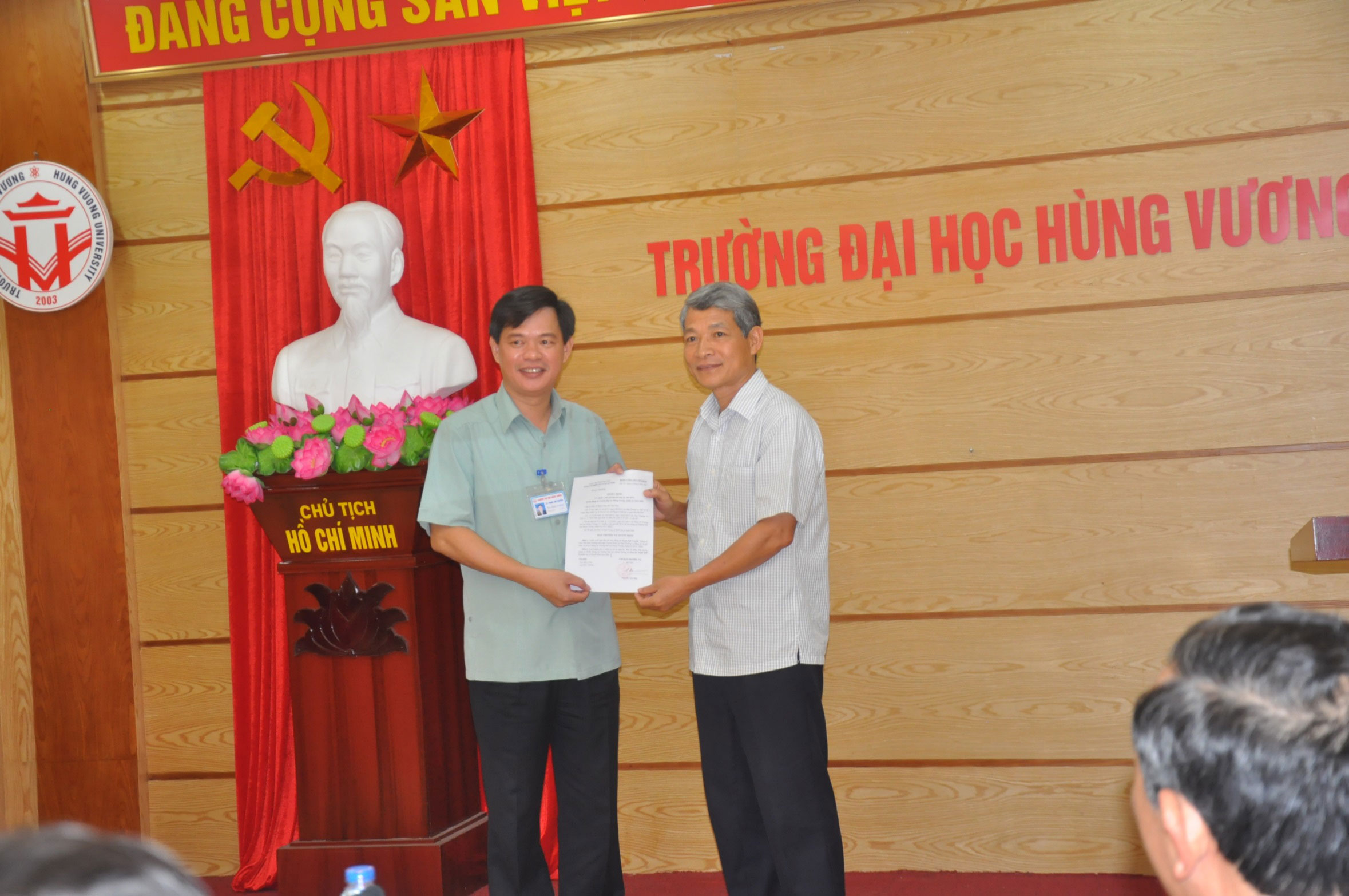 Tien si Trinh The Truyen nhan quyet dinh Bi thu Dang bo truong DH Hung Vuong