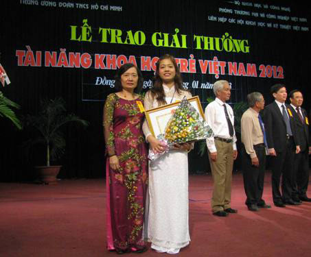 Dai hoc Hung Vuong duoc vinh danh tai le trao giai “Tai nang khoa hoc tre Viet Nam nam 2012”