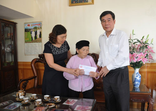 Truong Dai hoc Hung Vuong tham, tang qua va kham benh cho cac ba me Viet Nam anh hung