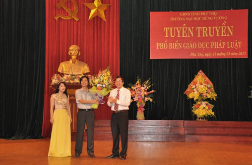 Truong Dai hoc Hung Vuong to chuc chuong trinh tuyen truyen pho bien giao duc phap luat
