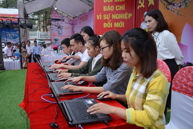 Sinh vien truong Dai hoc Hung Vuong tham gia phat dong cuoc thi “Tim hieu ve Luat An ninh mang va nhung quy dinh ve cung cap, su dung thong tin tren mang Internet” tai Hoi bao Xuan Ky Hoi - 2019