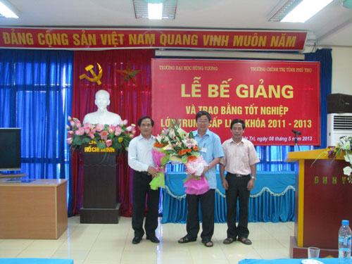 Le Be giang va trao bang tot nghiep lop hoan thien Trung cap ly luan chinh tri khoa 2011 – 2012