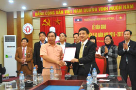  Le ban giao tan sinh vien Lao nam hoc 2016 - 2017