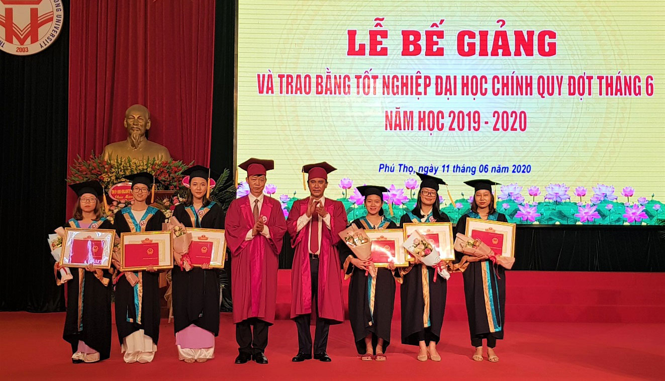 Le Be giang va trao bang tot nghiep he dai hoc nam hoc 2019-2020 thanh cong tot dep