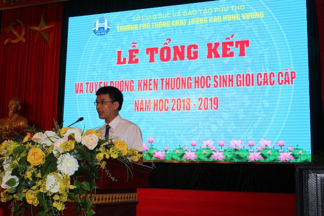 Truong Pho thong Chat luong cao Hung Vuong to chuc le tong ket va tuyen duong, khen thuong hoc sinh gioi cac cap nam hoc 2018-2019
