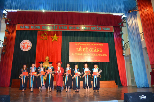 Truong Dai hoc Hung Vuong to chuc Le Be giang va trao bang tot nghiep Dai hoc, Cao dang he chinh quy nam 2017
