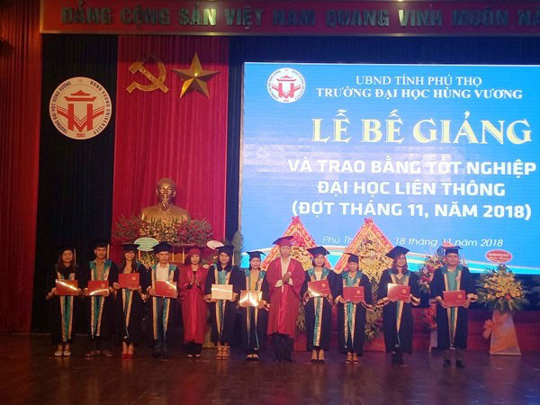 Le Be giang va trao bang tot nghiep Dai hoc lien thong he VLVH (dot thang 11/2018)