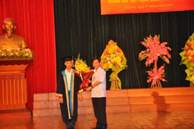 Truong Dai hoc Hung Vuong to chuc Be giang va trao bang tot nghiep Dai hoc he vua hoc vua lam khoa 2014 - 2017
