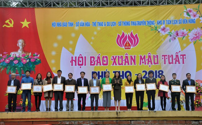Be mac Hoi bao xuan Mau Tuat 2018