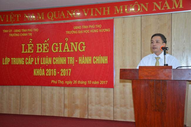 Truong Dai hoc Hung Vuong phoi hop voi Truong Chinh tri Tinh Phu Tho to chuc Le be giang lop Trung cap ly luan chinh tri - hanh chinh khoa 2016 – 2017