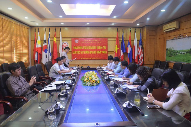 Doan cong tac cua Bo Giao duc va Dao tao toi tham va lam viec tai Truong Dai hoc Hung Vuong