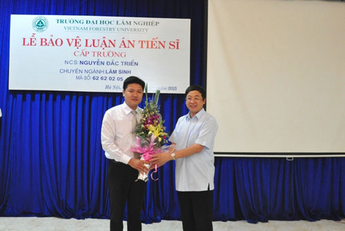 Nghien cuu sinh Nguyen Dac Trien bao ve thanh cong luan an tien si