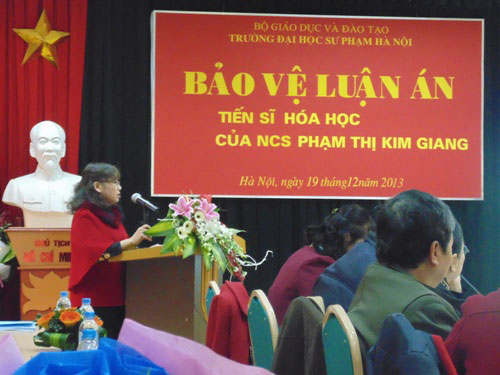 Nghien cuu sinh Pham Thi Kim Giang bao ve thanh cong luan an Tien si Hoa hoc