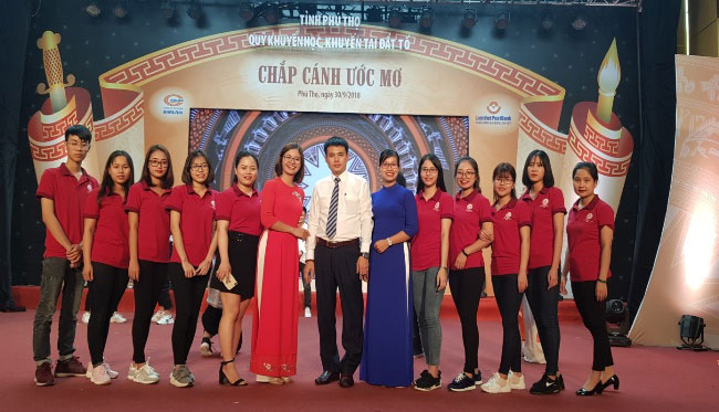 Can bo, giang vien va sinh vien Truong Dai hoc Hung Vuong duoc vinh danh tai chuong trinh “Chap canh uoc mo” nam 2018