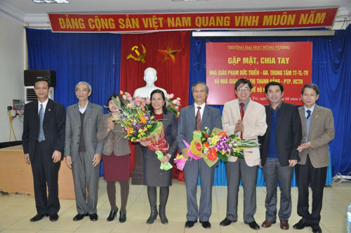 Gap mat chia tay nha giao Pham Duc Trien – Giam doc Trung tam Thong tin – Tu lieu – Thu vien va nha giao Tran Thi Thanh Hang – Pho Truong phong Hanh chinh Tong hop